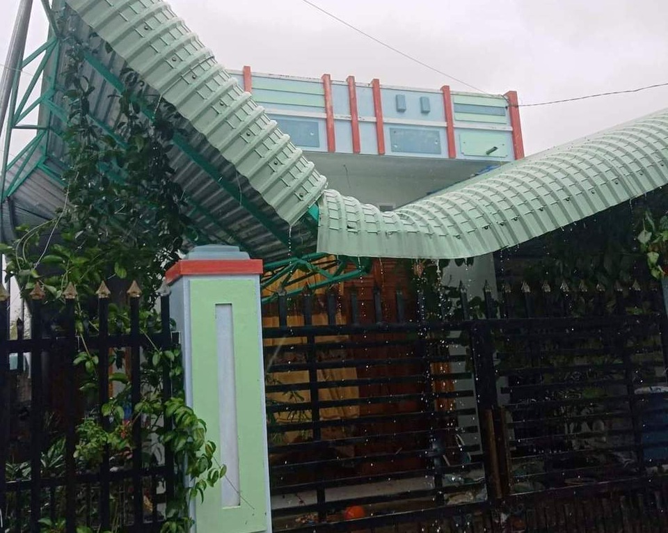 Lũ lớn cuốn trôi cả cây cầu, gần 1.500 người bị cô lập hoàn toàn - 2 Lũ lớn cuốn trôi cả cây cầu, gần 1.500 người bị cô lập hoàn toàn - 2