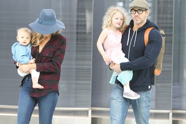 Hình ảnh hiếm hoi của Ryan Reynolds - Blake Lively và 2 con
