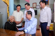 Chủ tịch Quốc hội tri ân các liệt sỹ, thăm Mẹ Việt Nam anh hùng 102 tuổi