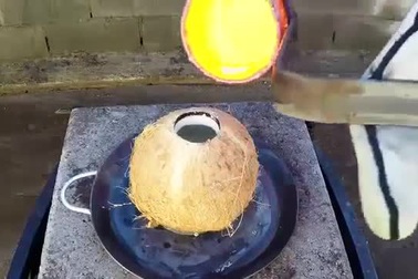 Thí nghiệm khiến trái dừa sôi sùng sục như núi lửa