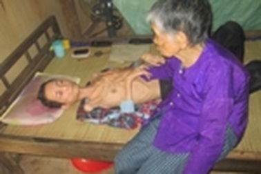 Thảm cảnh mẹ già gần 90 tuổi vẫn chưa hết "khổ trần gian"