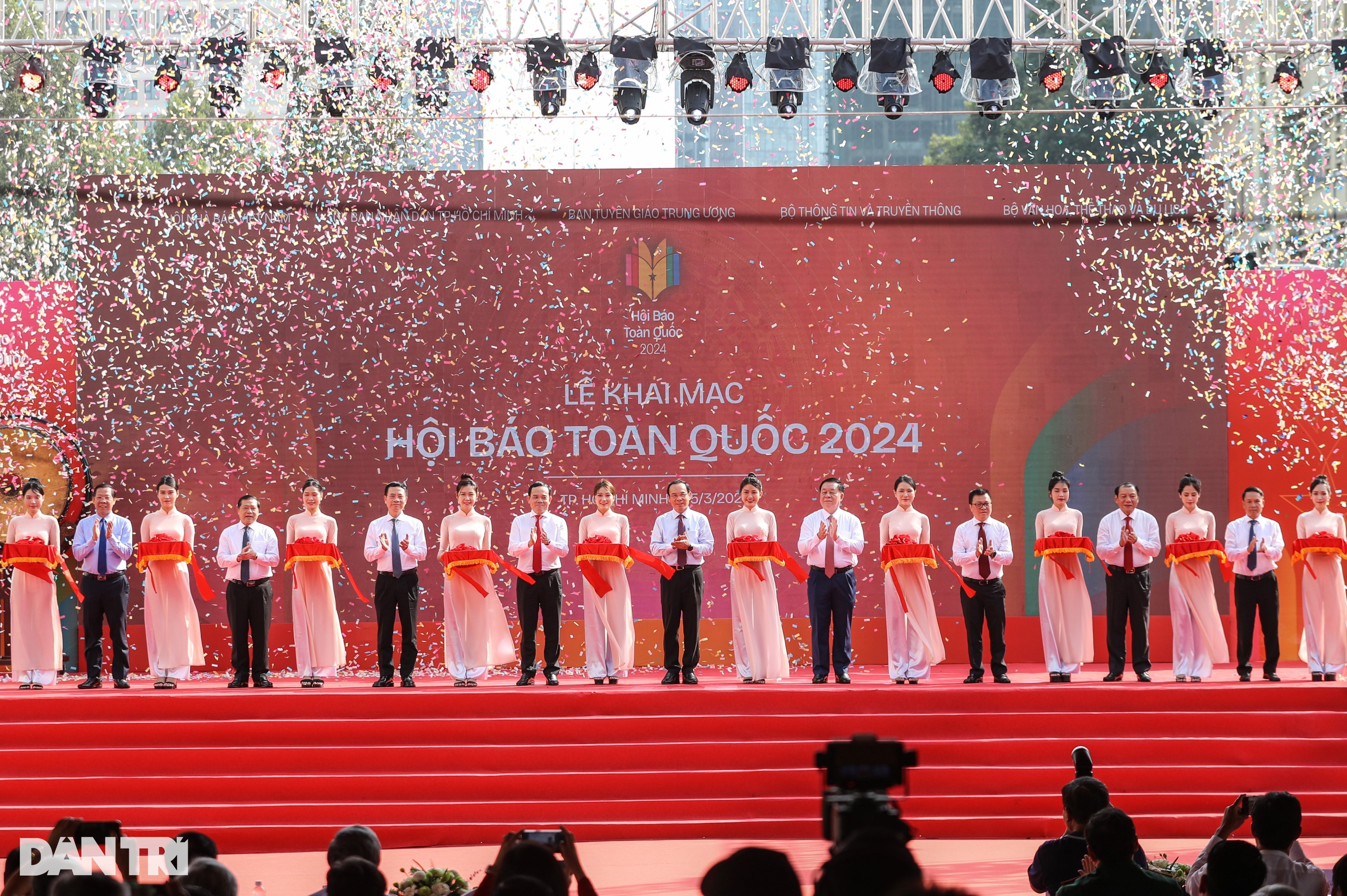 Hội Báo toàn quốc 2024 nhộn nhịp trong ngày khai mạc - 1