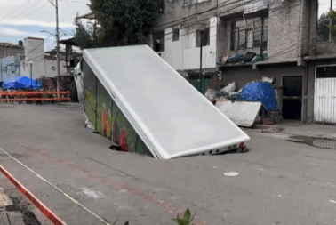 Hố tử thần nuốt trọn chiếc xe tải trong tích tắc