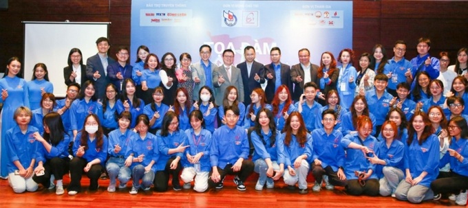 Chủ tịch Hội Nhà báo Việt Nam cùng các diễn giả chụp ảnh lưu niệm với các đoàn viên, sinh viên tham dự tọa đàm

