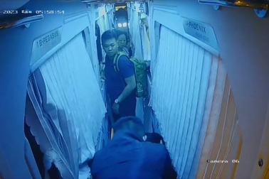 Không dừng xe cho đi vệ sinh, nam tài xế bị người nhà hành khách hành hung