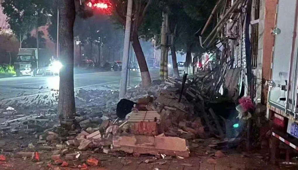 Động đất hiếm gặp ở Trung Quốc, nhiều nhà cửa bị sập - 1 Động đất hiếm gặp ở Trung Quốc, nhiều nhà cửa bị sập - 1