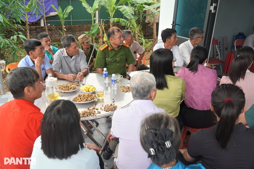 Nhờ tấm lòng bạn đọc Dân trí, vợ chồng khờ cùng 3 con thơ có ngôi nhà mới - 1 Nhờ tấm lòng bạn đọc Dân trí, vợ chồng khờ cùng 3 con thơ có ngôi nhà mới - 1