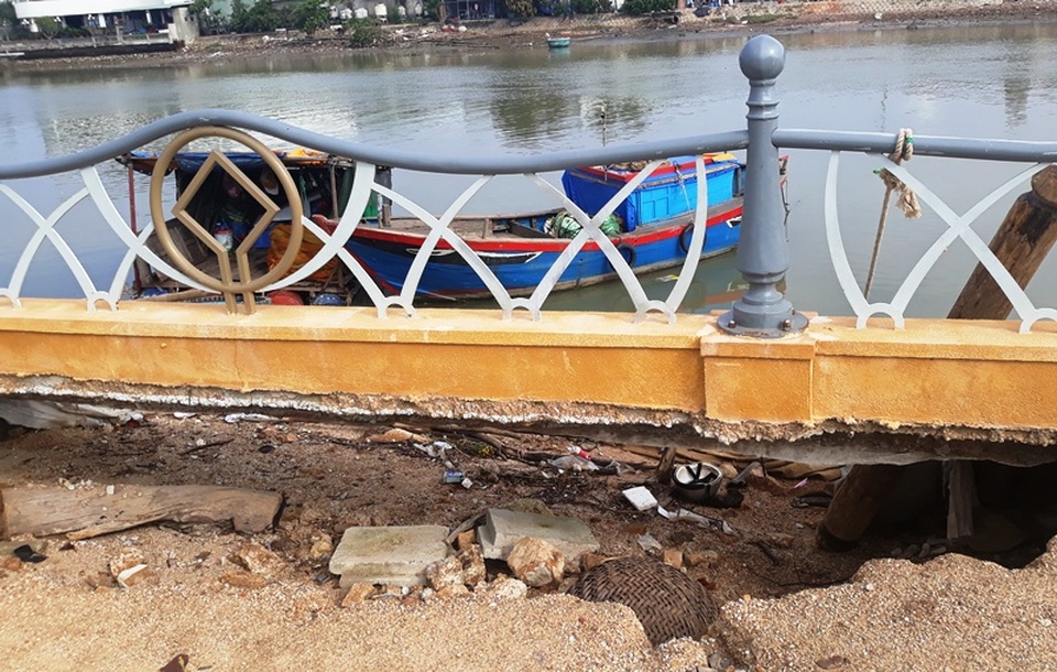 Cận cảnh kè sông gần 12 tỷ đồng chưa bàn giao đã bị sóng đánh tan nát - 5 Cận cảnh kè sông gần 12 tỷ đồng chưa bàn giao đã bị sóng đánh tan nát - 5
