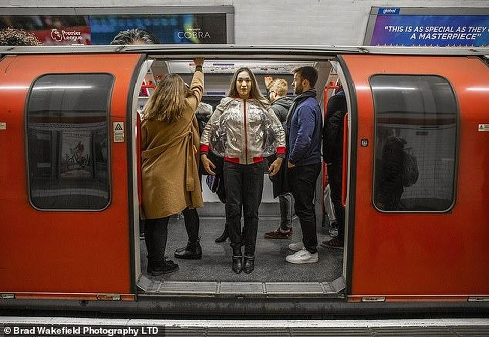 Trang phục kỳ lạ dành cho du khách đến London - 1