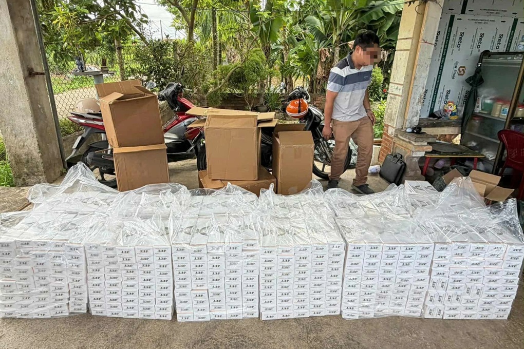 Cảnh sát bắt giữ người đàn ông mua bán 7.000 gói thuốc lá lậu - 1 Cảnh sát bắt giữ người đàn ông mua bán 7.000 gói thuốc lá lậu - 1