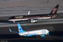 Máy bay của Clinton và Trump “chạm mặt” nhau ở Las Vegas