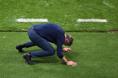 HLV Đan Mạch quỳ lạy trọng tài sau quyết định tranh cãi