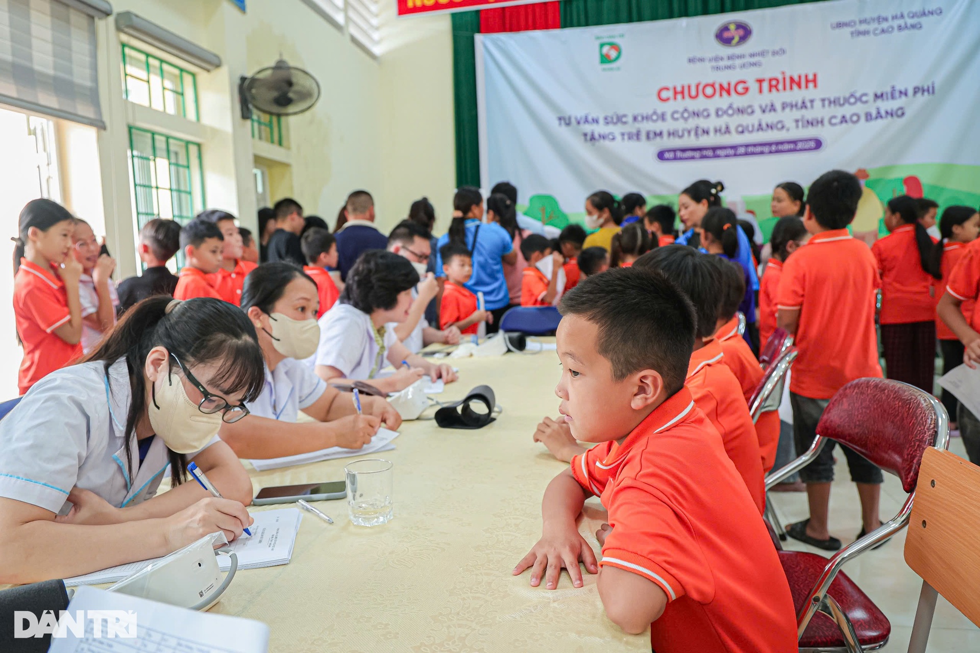 Hàng trăm trẻ em vùng biên được khám sàng lọc viêm gan B - 9 Hàng trăm trẻ em vùng biên được khám sàng lọc viêm gan B - 9