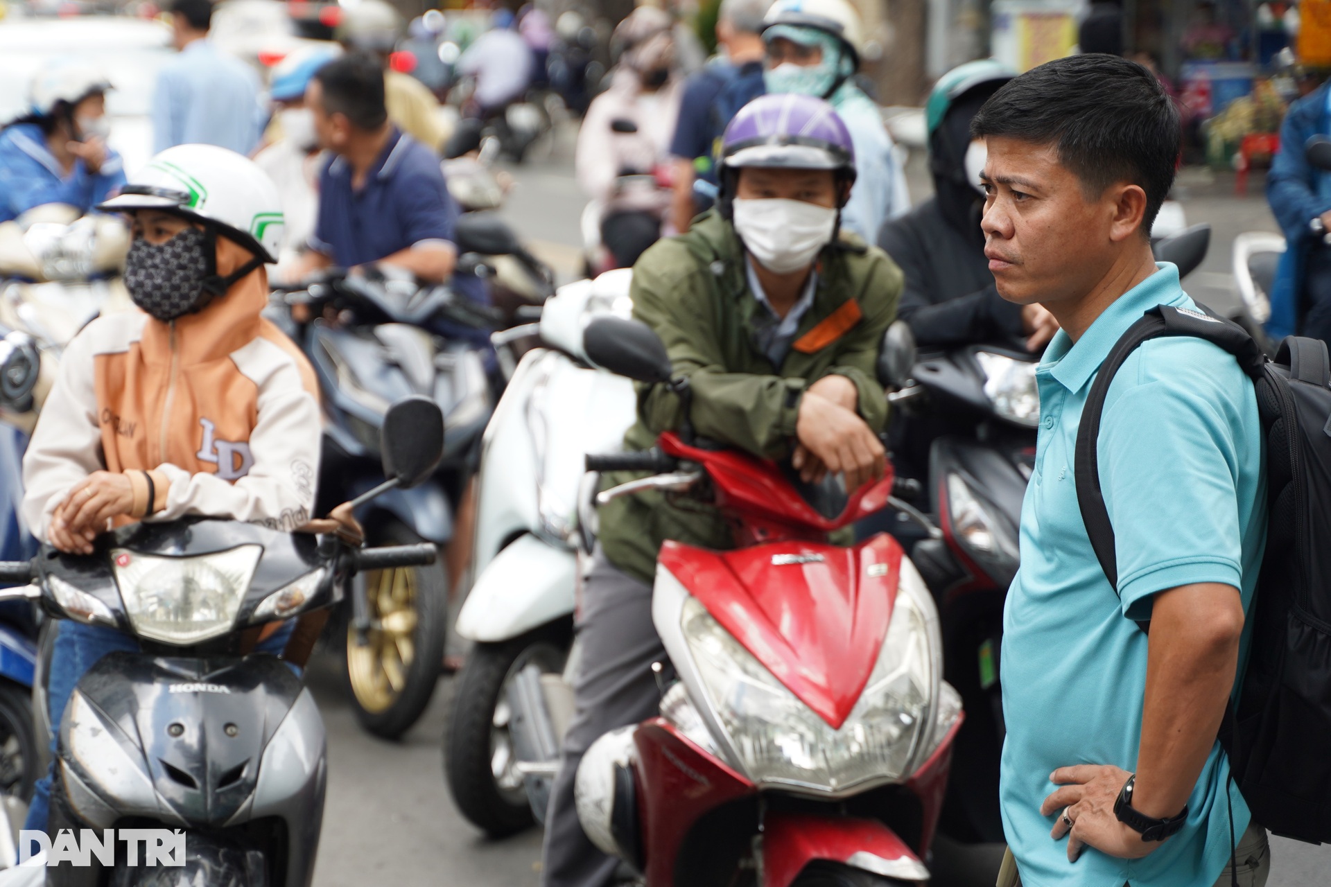 Thí sinh TPHCM rạng rỡ sau buổi thi, nhiều em nhận định đề dễ thở - 6
