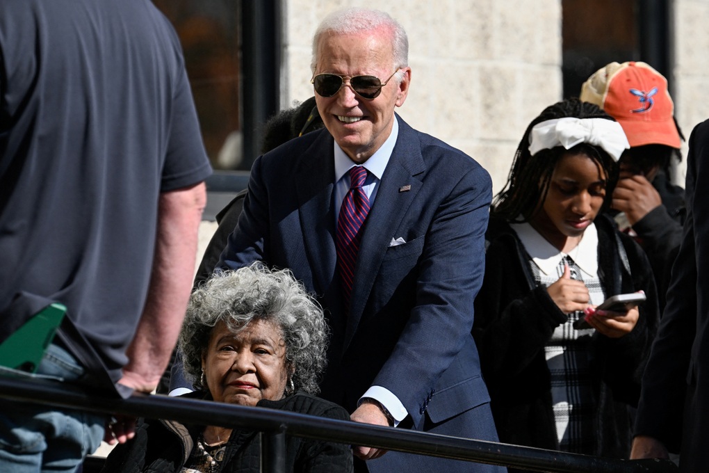 Tổng thống Biden xếp hàng bỏ phiếu sớm - 1 Tổng thống Biden xếp hàng bỏ phiếu sớm - 1