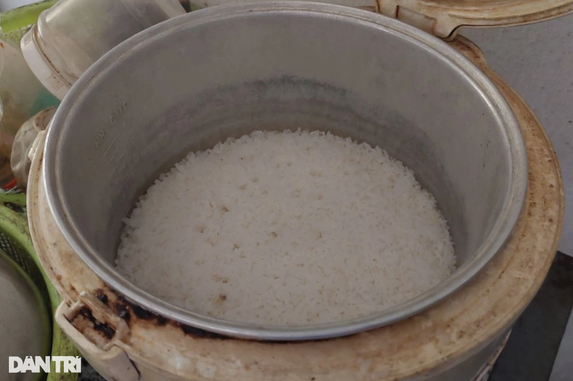 Bà nội mù lòa, cha bệnh nặng, mẹ tâm thần, 2 con thơ đói khát cùng cực - 6 Bà nội mù lòa, cha bệnh nặng, mẹ tâm thần, 2 con thơ đói khát cùng cực - 6