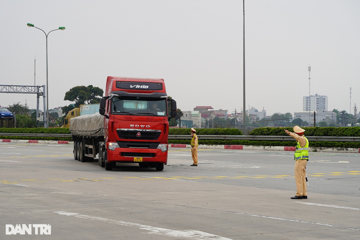 Hàng chục xe quá khổ quá tải bị xử lý trên cao tốc Pháp Vân - Cầu Giẽ - 9 Hàng chục xe quá khổ quá tải bị xử lý trên cao tốc Pháp Vân - Cầu Giẽ - 9