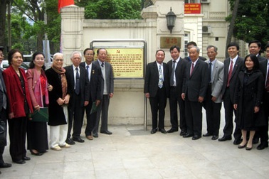 Thành đoàn gắn biển nơi phát động phong trào “Ba sẵn sàng”