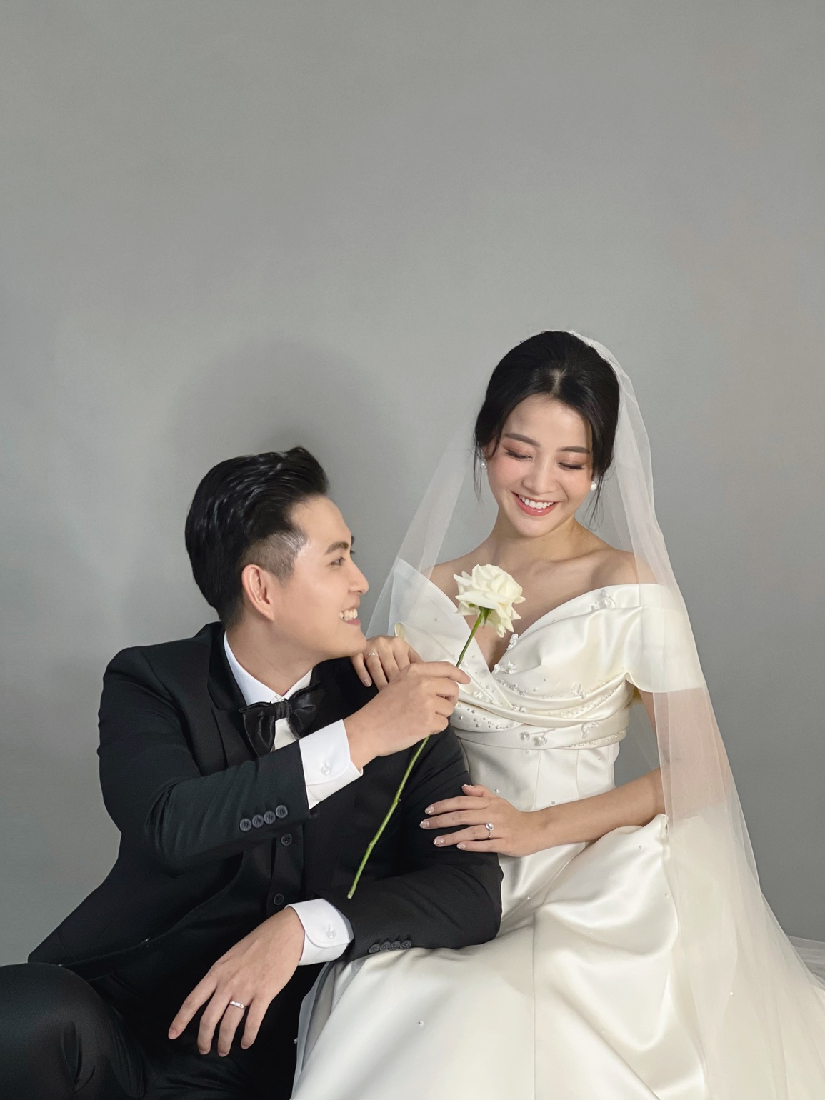 Tiểu tam trong loạt MV của Hương Giang khoe ảnh cưới với chồng doanh nhân - 1 Tiểu tam trong loạt MV của Hương Giang khoe ảnh cưới với chồng doanh nhân - 1