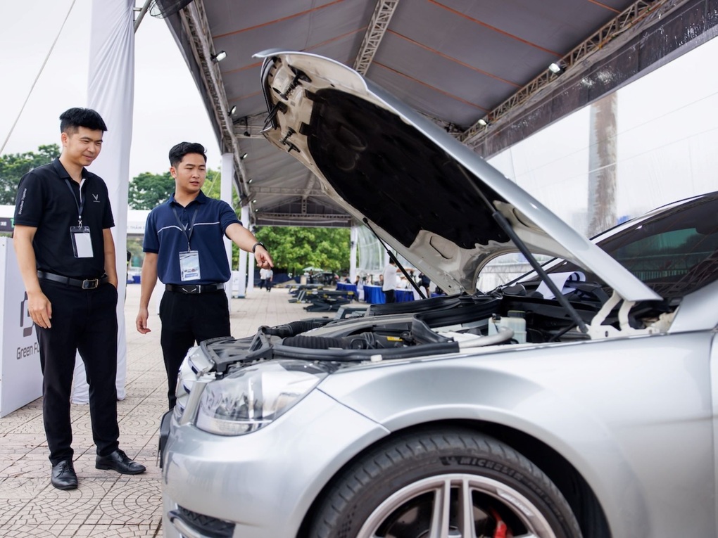VinFast Limo Green xuất hiện tại sự kiện “Thu xăng - Đổi điện” - 9 VinFast Limo Green xuất hiện tại sự kiện “Thu xăng - Đổi điện” - 9