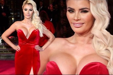 Chloe Sims khoe vòng một ngoại cỡ