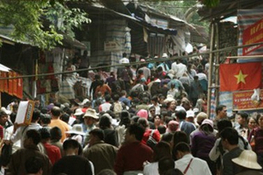 Du khách dồn dập đổ về khai hội chùa Hương