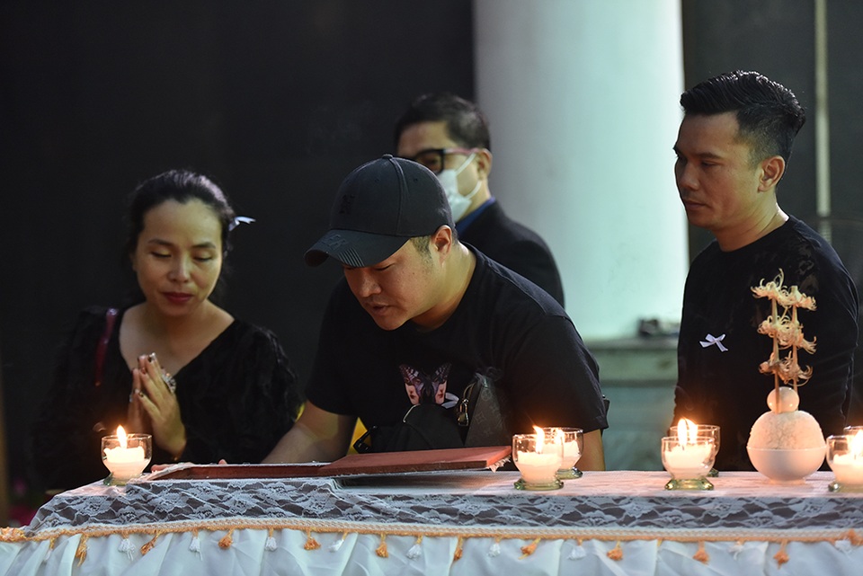 Bố NSƯT Tuấn Phương khóc nghẹn trong tang lễ con trai - 5 Bố NSƯT Tuấn Phương khóc nghẹn trong tang lễ con trai - 5