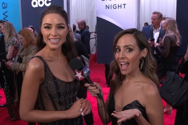 Olivia Culpo diện váy hở bạo