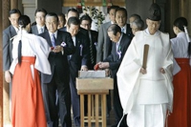 Nghị sỹ Nhật thăm đền chiến tranh trong thời điểm nhạy cảm