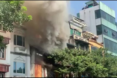 Khói cuồn cuộn trong vụ cháy trên phố Hàng Bông