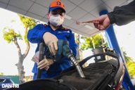 Giá xăng tăng, RON 95 vượt 20.000 đồng/lít