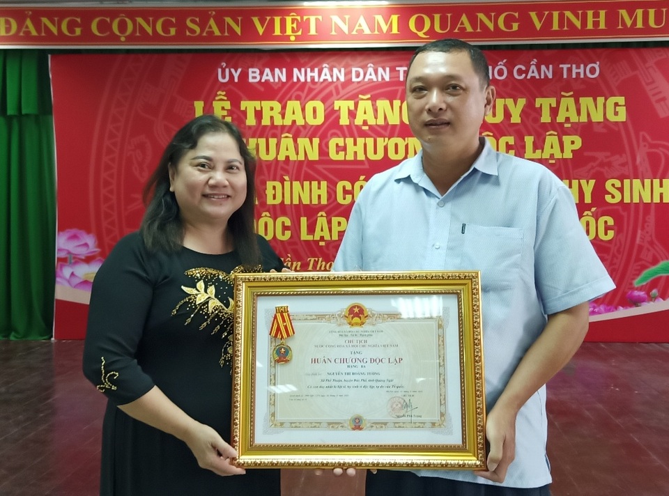 Trao, truy tặng Huân chương Độc lập tới gia đình có nhiều liệt sỹ hy sinh - 4 Trao, truy tặng Huân chương Độc lập tới gia đình có nhiều liệt sỹ hy sinh - 4