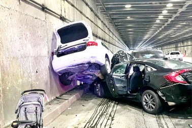 8 ô tô đâm dồn toa vì một nhầm lẫn khó tin của xe điện Tesla