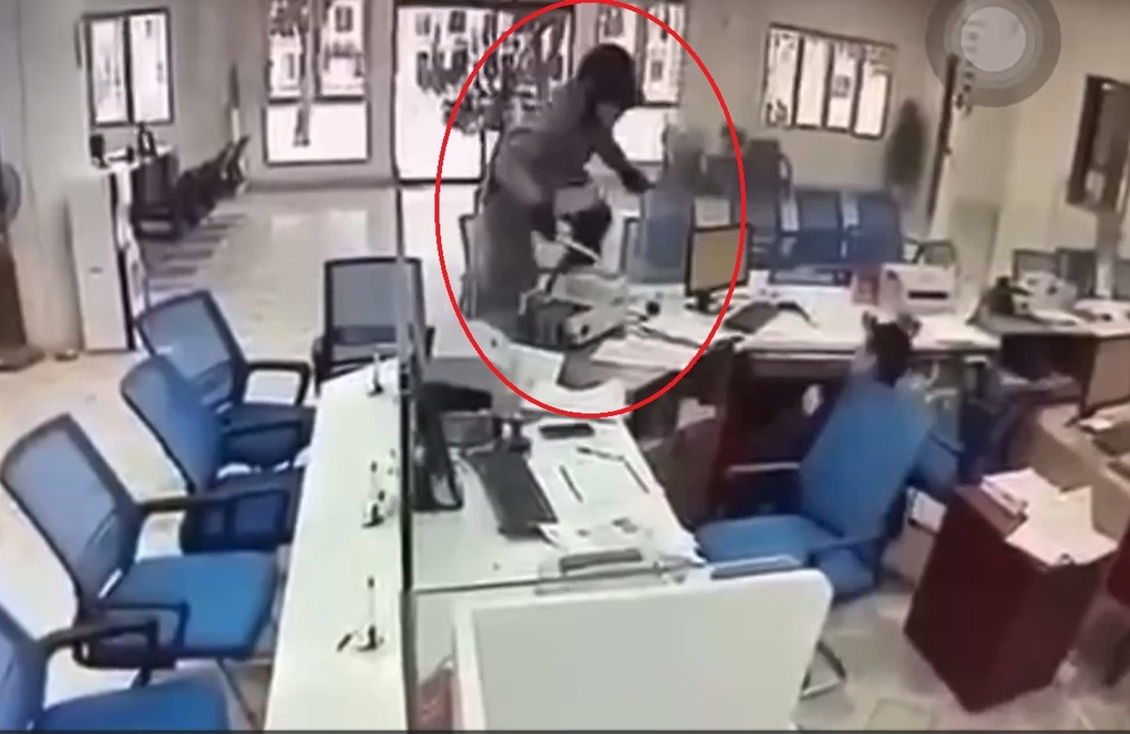 Bất ngờ cách xử lý của nhân viên ngân hàng khi đối mặt tên cướp - 2 Bất ngờ cách xử lý của nhân viên ngân hàng khi đối mặt tên cướp - 2