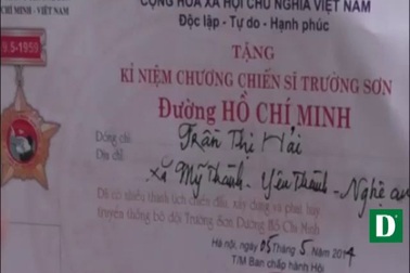 Trao quà đến bà Trần Thị Hải