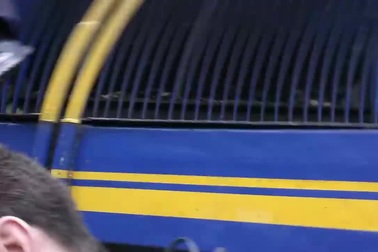 Chàng trai lĩnh trọn cú đá vào đầu vì mạo hiểm chụp ảnh “tự sướng” trước đoàn tàu