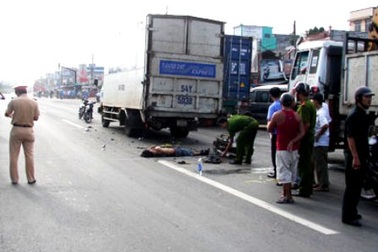 Tông vào đuôi xe tải, 3 người chết và bị thương