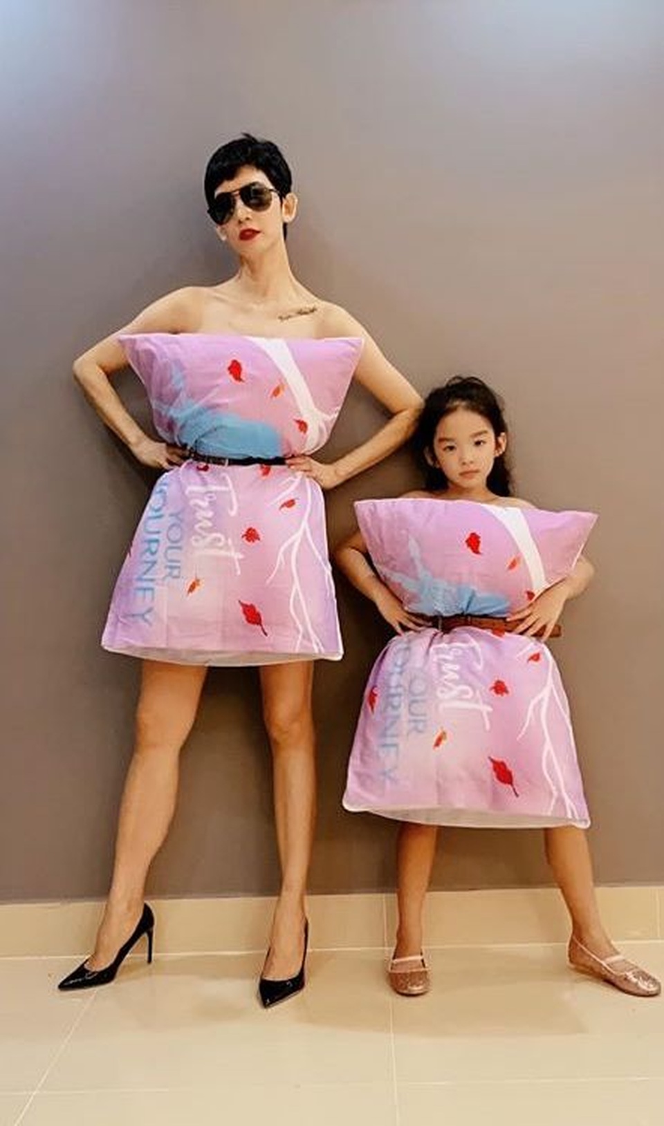 Sao Việt dùng gối, chăn làm váy - biến phòng ngủ thành sàn diễn - 1 Sao Việt dùng gối, chăn làm váy - biến phòng ngủ thành sàn diễn - 1