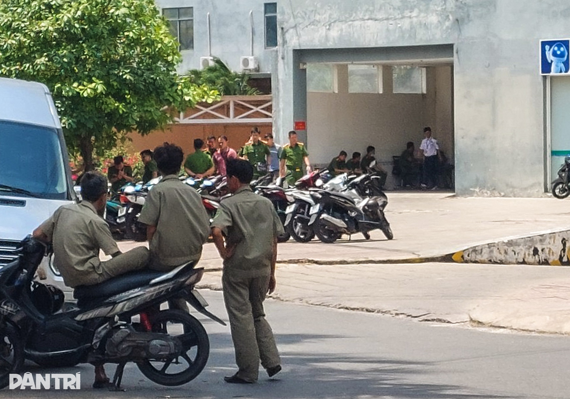 Cận cảnh hàng trăm cảnh sát bao vây công ty mua bán nợ ở TPHCM - 2