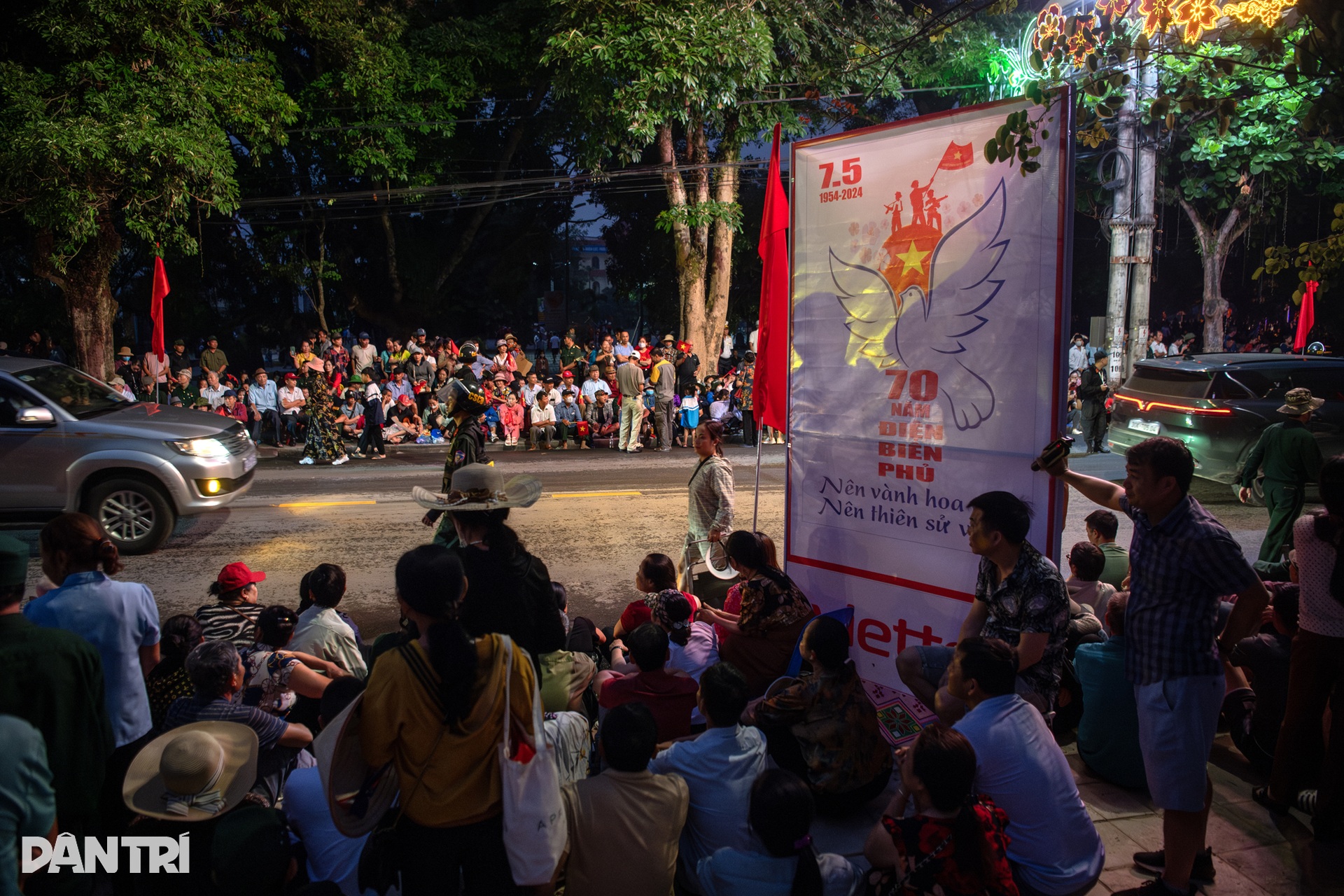 Người dân cả nước hướng về Điện Biên trong ngày hội mừng Chiến thắng - 1