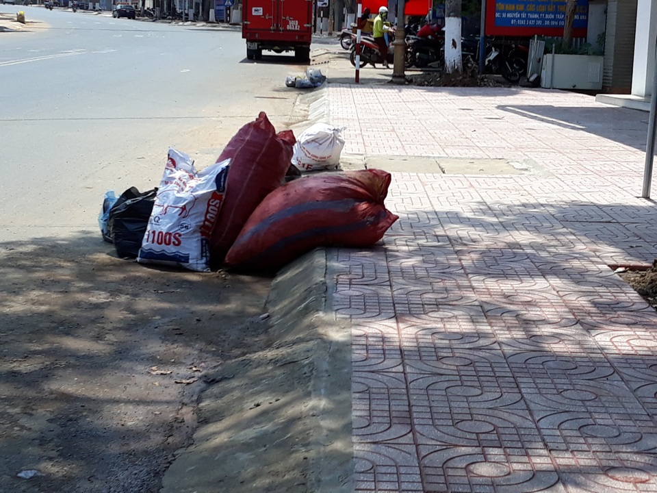 Đắk Lắk: Rác bủa vây trung tâm huyện, người dân bức xúc lên tiếng - 5 Đắk Lắk: Rác bủa vây trung tâm huyện, người dân bức xúc lên tiếng - 5