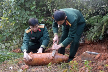 Máy xúc gạt trúng quả bom nặng hơn 200kg