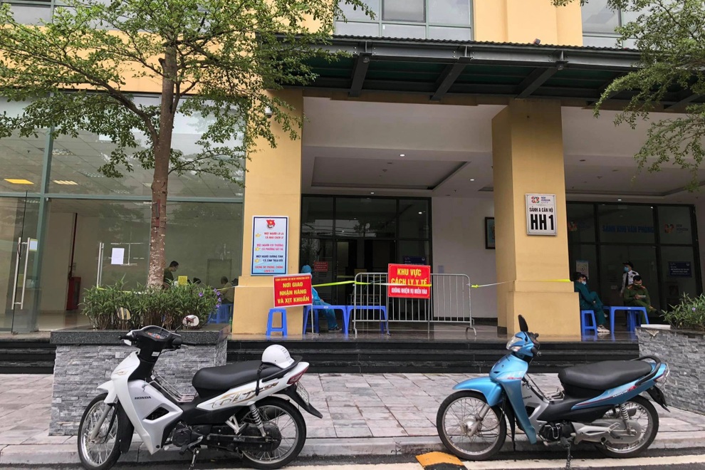Hà Nội tạm phong tỏa tòa chung cư hơn 1.000 dân do có ca nghi mắc - 1 Hà Nội tạm phong tỏa tòa chung cư hơn 1.000 dân do có ca nghi mắc - 1