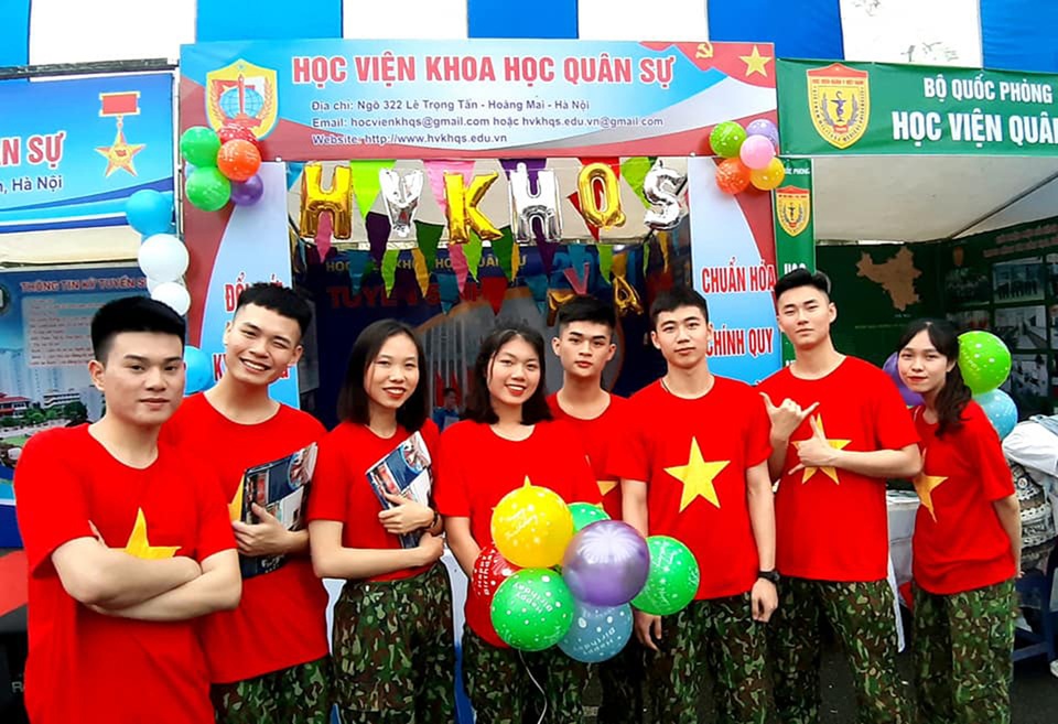 Sinh viên khoe cơ bắp 6 múi, nhảy cover... tại ngày hội tư vấn tuyển sinh - 4 Sinh viên khoe cơ bắp 6 múi, nhảy cover... tại ngày hội tư vấn tuyển sinh - 4