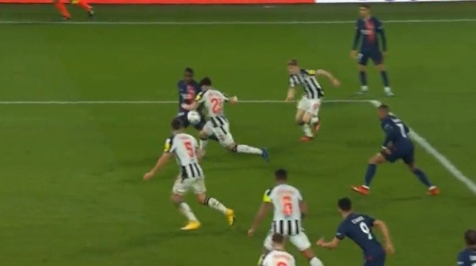 Britský tisk je extrémně pobouřen, protože PSG dostalo nepochopitelnou penaltu - 2 Báo giới Anh phẫn nộ cùng cực vì PSG hưởng phạt đền khó hiểu - 2