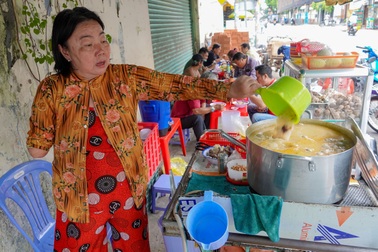 Gánh cháo của bà mẹ một tay nuôi giấc mơ cho con gái