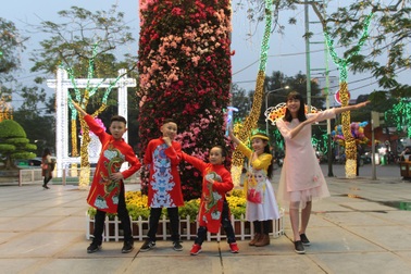 Rộn ràng áo dài “cô Ba Sài Gòn” ngày tết tại phố Cảng