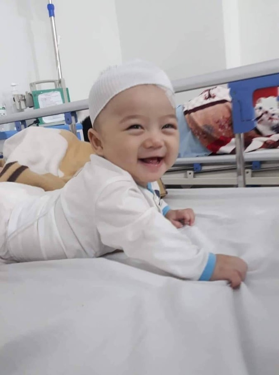 Cầu mong phép mầu đến với bé trai 1 tuổi bị ung thư kép hành hạ - 5 Cầu mong phép mầu đến với bé trai 1 tuổi bị ung thư kép hành hạ - 5