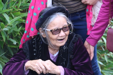 Con cháu giúp cụ bà 82 tuổi leo núi Yên Tử bái Phật