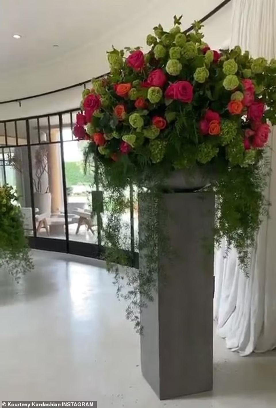Boyfriend gave a flower house to Kourtney Kardashian - 2